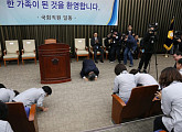 우윤근 국회 사무총장, 청소근로자에 큰절…정규직 고용 사실 SNS에 전해
