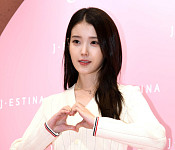 아이유, 백화점서 빛난 독보적 미모