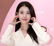 아이유, 포토월을 화보로 만드는 아이콘급 비주얼