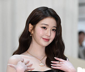 장원영, 우월한 비주얼로 완성한 화보 같은 순간