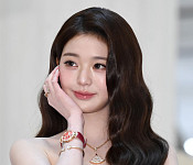 장원영, 화려한 미모와 우아한 포즈