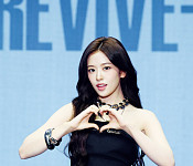 [비즈 포토] 아이브 안유진, 다이브 향한 손하트