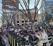 [비즈 포토] BTS 보려고 아침부터 광화문 광장 점령한 팬들