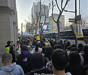 [비즈 포토] BTS 컴백 라이브, 광화문 거리에 가득 찬 팬들