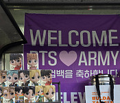 [비즈 포토] "웰컴 BTS·아미" 편의점도 보랏빛 변신