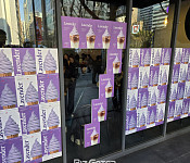 [비즈 포토] 카페 유리에 도배된 라벤더 포스터 "BTS 팬심 저격"