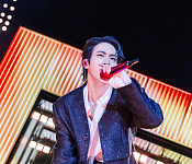 [비즈 포토] BTS 진, 광화문 밤하늘 수놓는 '비주얼 킹'의 열창
