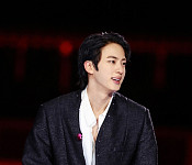 [비즈 포토] 방탄소년단 진, 라이브 공연 중 빛나는 독보적 아우라