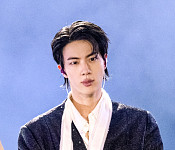 [비즈 포토] BTS 진, 눈빛 하나로 팬심 저격… 독보적 카리스마