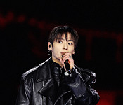 [비즈 포토] BTS 정국, 광화문을 뒤흔든 '황금 막내'의 폭발적 가창력