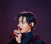 [비즈 포토] BTS 뷔, 무대 위 뿜어내는 '화보 장인'의 품격