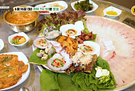 '백반기행' 삼척 밥상…이상엽과 해물모듬 쟁반회ㆍ칼국수 & 오징어볶음 맛집ㆍ곰치국 & 가자미회 한 상 식당 찾는다