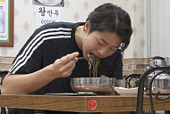 '나혼자산다' 펜싱 오상욱, 대전 냉면 맛집→형 동생과 세종 조개구이 가게 방문…먹방 모델급 활약