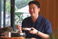 '나혼자산다' 이장우, 꾸리살 육회 먹방→요가 학원 등록…남한산성 보양식 맛집 방문