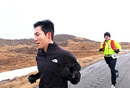 '극한84' 화운, 북극 돌산 앞 무릎 꿇었다