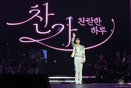 이찬원, 진주 적신 찬란한 가창력…비하인드 컷 공개