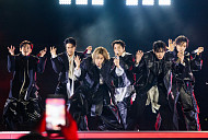 [비즈 리뷰] 방탄소년단(BTS), 10만 아미와 완성한 광화문 소우주