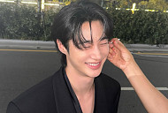 변우석, '21세기 대군부인' 비하인드 컷…자가의 미소