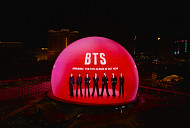 방탄소년단, 라스베이거스 붉게 물들였다…스피어 외벽에 청사초롱