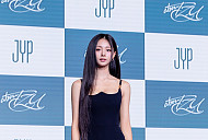 JYP엔터 "트와이스 쯔위, 재계약 협의 중…결정된 것 없어"