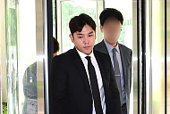 [BZ포토] 법원 출석하는 강인, '음주운전'의 회전문