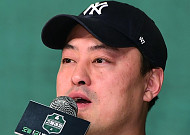 [BZ포토] 인사말 전하는 '고등래퍼' 고익조 CP