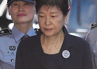 두 번째 재판에서 여유 되찾은 朴…변호인단, 검찰과 실랑이