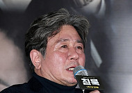 [BZ포토] 최민식, 영화 '침묵' 소주 한 잔 부르는 가을 영화