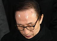 '110억대 뇌물' MB, 결국 구속… 법원 "범죄 많은 부분 소명"