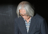 ‘성추행 인정’ 이윤택 기념 동판, 비판 여론에 철거
