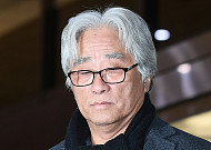 성추행 의혹 이윤택 전 감독, 이틀째 경찰에 출석해 “사실대로 진술 중”