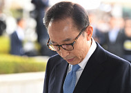 박근혜 구속 1년 만에… MB 22일 영장심사 받는다