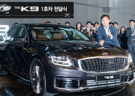 기아차 ‘더 K9’ 1호차 전달…주인공은 알쓸신잡2 건축가 유현준 교수