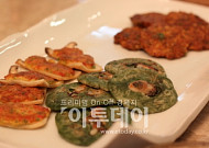 가족 모두 둘러앉아 전 부치면 정 붙어요