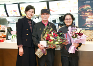 한국맥도날드 조주연 사장, 구순 맞은 최고령 크루 깜짝 방문