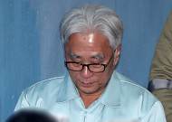 '극단원 성추행' 이윤택 징역 7년 확정…"영향력 악용 상습 추행"