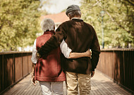 [e기자가 해봤다] "몸이 아파 봐야 서로를 이해하지"…80대 노인 체험해 보니 '눈앞이 캄캄'