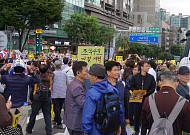 서초동 검찰개혁 촛불집회 참여 시민들 "심판이 공정하지 않은 대한민국, 정상화 됐으면"