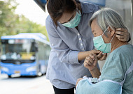 코로나19 사망자, 4명 중 1명은 80대 고령층