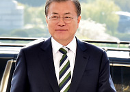 "직접 쓴 글 아니다"...청와대, 대통령 보호 안간힘