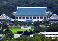 청와대 "국시거부 의대생 재시험 종합적으로 고려할 것"...즉답 회피
