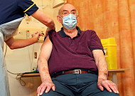 82세 영국 노인, 세계 첫 아스트라제네카 백신 접종