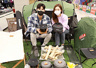 [포토] "올해는 캠핑 가야죠?" 롯데마트, 캠핑 입문자 필수 아이템 제안