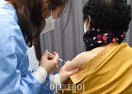 [포토] 75세 이상 고령자, 코로나19 백신 접종 시작