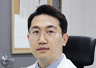 [헬스TALK] 코로나 '집콕' 생활에 '허리통증' 호소…치료법과 예방법은?