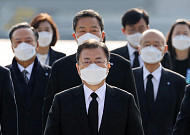 문재인 대통령 "더 성숙한 민주주의로 나아가야"...4.19 민주묘지 참배