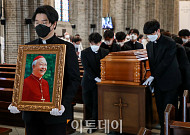 정진석 추기경 남긴 유산 800만 원...지역화폐로 바꿔 의료진 등에 선물