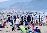 [포토] '때이른 더위에 해수욕장 북적'