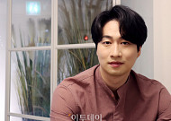 [초대석] 안재영, 까라마조프 '이반'의 눈으로 세상 바라보다