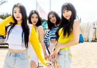 브브걸 “스태프 확진에 진단 검사·활동 중단”…연예계 덮친 ‘코로나19'
